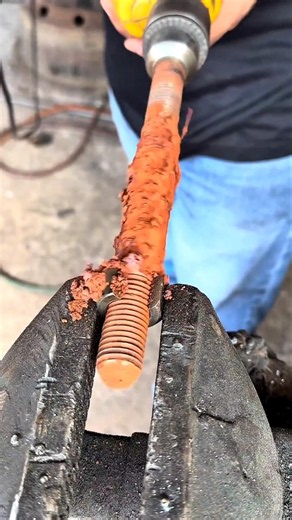 Clever Rust Removal Hack Using a Power Drill on Bolts