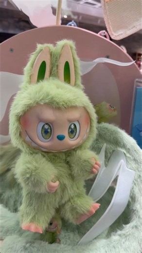 WHO LOVES THIS CUTE GREEN MONSTER?! LABUBU DANCE WITH WIND! 💚🥰🌟#labubu #shorts #unboxing