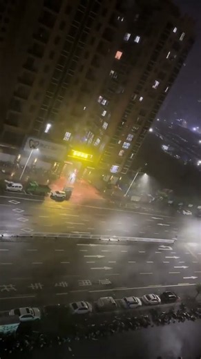Powerful Typhoon Winds and Torrential Rain Batter Shanwei Streets || ViralHog