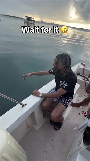 I would be SCREAMING 😭 #fishing #fail #scared #funny (via jeremy.evans831/IG)