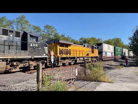 CSX Train Behind Me & Norfolk Southern Train In Front Of Me!  How Do You Film That? 2 Trains At Once