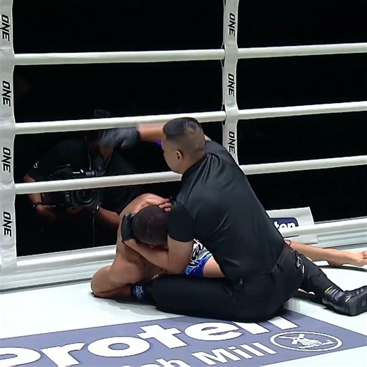 MASSIVE head kick 🤯 Sitthichai FLATLINES Arthur Evan with four seconds left in Round 2!