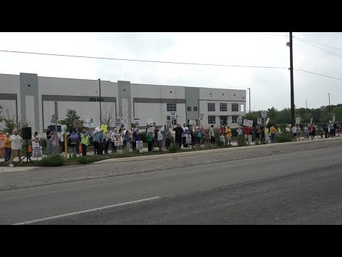 Community members rally against planned ICE detention facility on San Antonio’s east side