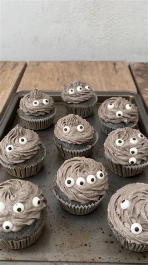 “Eye” cupcakes: these are peanut butter cupcakes with peanut butter frosting 🧁 #cupcakes #frosting