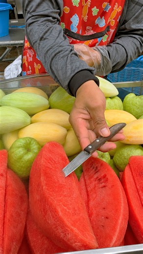 WOW! Thailand’s Amazing Street Fruit Seller! 😱🍉 Fresh Fruits & Incredible Skills!