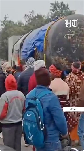 🎥#WATCH | The world's largest Shivling from Tamil Nadu has reached Gopalganj and is on its way to the Virat Ramayan Temple in Motihari, drawing many devotees. Stay updated with all the stories that matter — download the Hindustan Times app | Hindustan Times