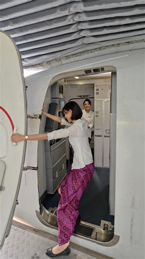 Close the door Boeing 737 Batik Air Malaysia, Cabin Crew Daily Life
