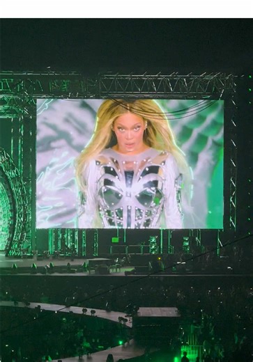 Me anytime I experience the cozy/alien superstar transition 😭😭😭 @Beyoncé #beyonce #renassaince #toronto #concerts #fyp