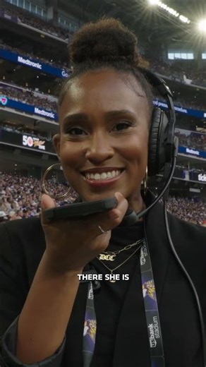 Recording Voice Memos During NFL Cheerleaders Performance 🎙️