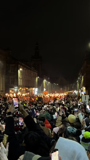 A sea of fire and phones at last night’s Hogmanay Torchlight Procession in Edinburgh 😅 #Scotland #Edinburgh #Hogmanay #NewYear @Edinburgh