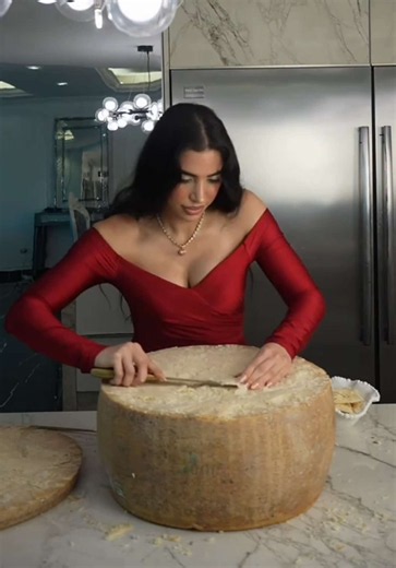 Para mi aniversario número 12, pedí a mi árabe ir a Italia pero él me trajo una rueda de queso parmesano en su lugar ✨ 🇮🇹