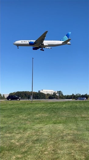 United Airlines Boeing 777-200ER Arriving Dulles Airport #shortsfeed #shortvideo #trending