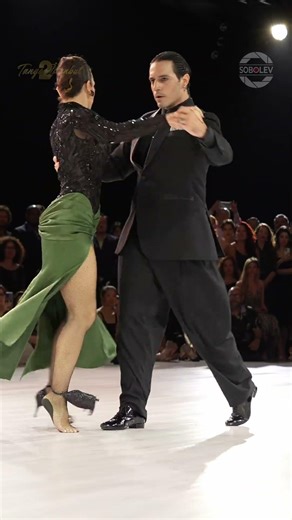 Manuela Rossi & Juan Malizia - The Show Must Go On