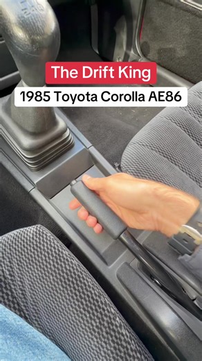 This 1985 Toyota Corolla AE86 Levin GT reminded me the begining of the drift era in Japan. We all know this car from the legendary Keiichi Tsuchiya, aka the Drift King, or from the popular anime/manga “Initial D”. #hachiroku #toyotacorollaae86 #toyotacorollalevin #initiald #driftking