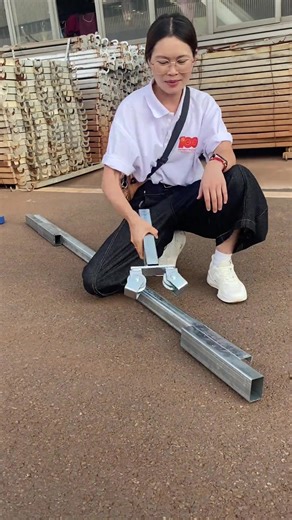 From American farmlands to Malaysian estates, the Zelv LF04 is transforming concrete work! This electric column caster lifts 200kg at 70m/min – faster than any manual method. Its forged steel frame and pure copper motor conquer tough jobs in dusty巴基斯坦 villages or humid泰国 plantations. The lightweight body moves easily between sites, while the handle remote control ensures precision pouring. Just connect the track to any height, plug into 220V power, and pour columns in minutes. Save 70% labor cos