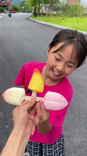 My older sister is helping everyone eat ice cream! #funny