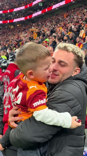 🟡🔴 Galatasaraylı futbolcular, derbi zaferini miniklerle kutluyor! #beINSPORTS #GSvFB