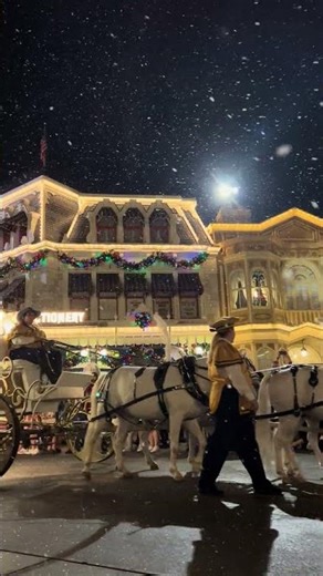 ONCE UPON A CHRISTMASTIME PARADE | Mickey’s Very Merry Christmas Party | Walt Disney World
