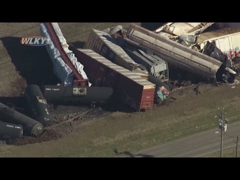 Train carrying molten sulfur derails in Kentucky