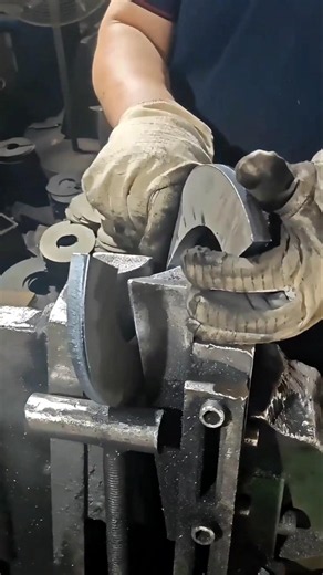 How Industrial Hydraulic Bending Machines Shape Screw Conveyor Flights
