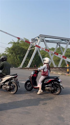 Tertib berkendara di jpl #keretaapi #palangpintukereta #train #railway #jpl