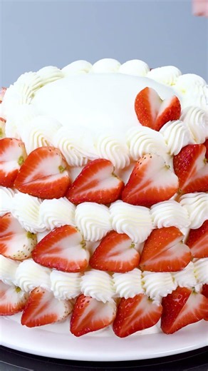 Сладкий и влажный клубничный торт со сливками 🍓🎂 #КлубничныйТорт #Shorts #ВлажныйТорт