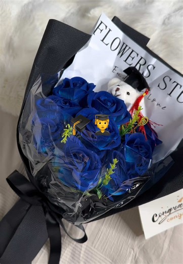 3 Pcs Graduation Gift DIY Bear Flower Bouquet Set with Artificial Roses Flower Bouquet Mini Plush Bear with Grad Cap Greeting Card Gift Bag for 2026 Graduation Party Favors Supplies, Gift for Graduate 🧑‍🎓💙