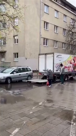 We don’t get to see kindness much these days.Respect to this truck driver for helping the elderly lady get to her car.I hope this made your day. https://t.co/C3qVPEqLFn