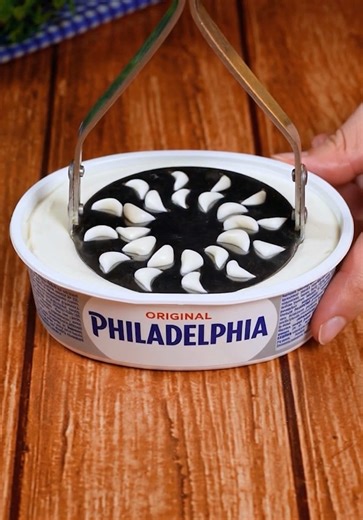 Cheesy Sesame Pastry: Italian Bakery Secret