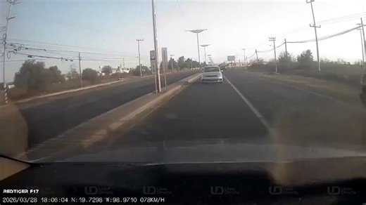 Geolocation of dashcam footage showing the moment a truck explodes & continues to travel on the highway outside of AIFA in Tecámac, Edomex. The two occupants died in the blast.@GeoConfirmedWork w/ @VaqueroJoe y @el6rin6o6aucho(19.7268773, -98.9705649)Source: @josuealeexis