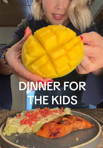 The other two sported chicken tenders with bbq sauce, cheesy mashed potatoes, and blueberries 💁‍♀️