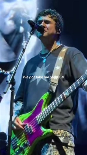 Calum girly got fed 😩😍 @5 Seconds of Summer @Calum Hood #5sos #5sosfam #5secondsofsummer #calumhood #eastour clip: @georgie @mikala.lynne