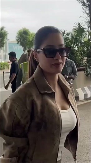Janhvi Kapoor Spotted At Airport