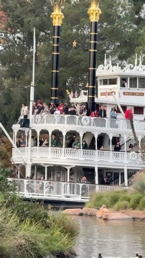 A Snowy Evening Disneyland Trip 2025 Mark Twain Riverboat People Watching Walking Walt Disney Fun
