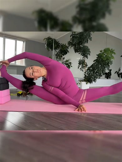 EASY Leg Flexibility HACK for a PERFECT Middle Split! #stretching #yoga #fitness #flexibility #stretch #mobility #workout #gym #flexible #pilates #training #health #sport #wellness #fitnessmotivation #stretchingexercises #dance #exercise #motivation #splits #yogapractice #fit #flexibilitytraining #balance #strength #gymnastics #split #dancer #contortion #yogainspiration | VeronicaYoga