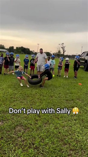 She didn’t back down AT ALL 🔥 (@Faithe Fillmore) #football #practice #drill #girl
