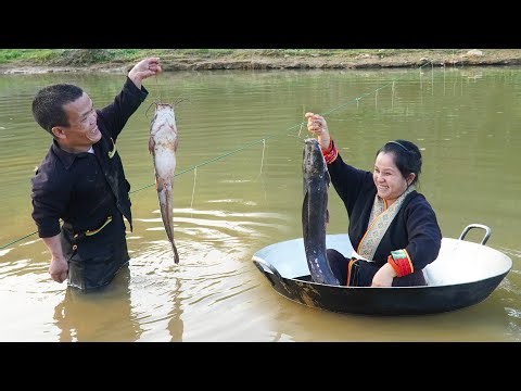 Dwarf Family Uses a Pan as a Boat to Catch Fish - Setting Fish Traps and Fishing in the Wild