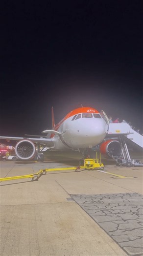 EasyJet Airbus A320neo seen at Gatwick Airport (LGW)