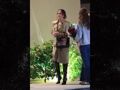 Jennifer Lopez Seen Looking Glam After Ben Affleck Gifts Mansion Interest