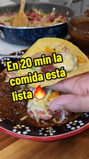 💥INGREDIENTES💥 1 Kilo de Salchichas rebanadas 3 pimentones dulces del amarillo, verde y rojo en tiritas o bastones 1 cebolla en trocitos sal y pimienta al gusto 1/4 cda de ajo en polvo 300 grs de Queso chihuahua para derretir acompaña esta Deliciosa Receta con una Buena salsa roja de chiles secos en taquitos o platillo disfruta#recetas #recetasfaciles #fypシ #parati #alambre #alambredesalchicha