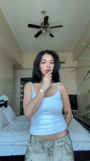 Mahika (@mikasalamanca)’s video of magic tricks