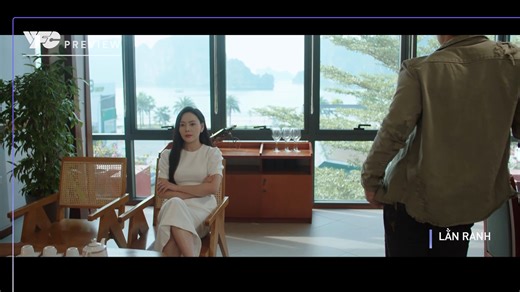 Preview tập 44 ‘Cây sồi’ ở đâu khi ‘cỏ lau’ quắc mắt nhìn đàn em vừa to vừa vâm thế kia, thiếu chút nữa ‘cỏ lau’ đã cho thằng em 1 cái ‘quy tắc bàn tay’ vào mặt. Ấy thế mà khi ‘cỏ’ về với ‘sồi’ thì eo ôi là đàn bà, phụ nữ chẳng biết gì chỉ biết mỗi yếu đuối. Thế mới thấy phải có 1 loại năng lực nào đó thì ‘cỏ lau’ mới thu hút được ‘sồi già’ tỏa bóng cho mình. Nể Trinh! Còn ‘sồi già’ cứ nghĩ là tỏa bóng được cho ‘cỏ lau’ được mãi nhưng đến cái thân ‘sồi’ còn đang phải đi cậy nhờ phía trên kia kìa