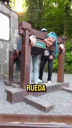 𝐄𝐭𝐢𝐪𝐮𝐞𝐭𝐚 𝐚 𝐪𝐮𝐢𝐞𝐧 𝐬𝐞 𝐦𝐞𝐫𝐞𝐜𝐞 𝐮𝐧 𝐭𝐮𝐫𝐧𝐨 𝐚𝐪𝐮í 👇 #shorts