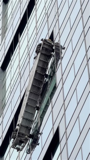 Window Washer Platform Left Dangling in Times Square After Rope Break 😳