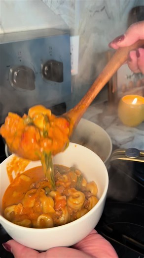 Quick and very easygoing and delicious 🤤 recipe 👇🏼 Ingredients Makes 3 servings Half of pound of ground beef 2 cups of beef broth (low sodium) 1 cup heavy cream Handful of spinach 1 cup and half of tortellini pasta Tomato paste Marinara sauce Onion Minced garlic Onion powder Garlic powder Red chili flakes Italian seasoning Slap yo mama seasoning Salt to your taste 1. In a pot brown the beef with onion, minced garlic and the seasonings ( drain excess oil if necessary) 2. Add tomato paste and s