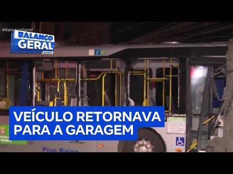 Motorista e cobrador ficam feridos após ônibus bater contra muro em São Paulo