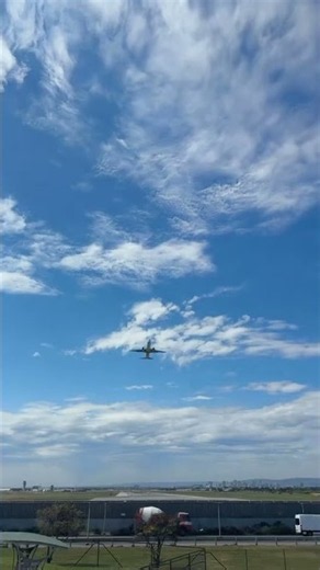 Adelaide Airport Virgin 737-8 Takeoff