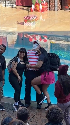 Tom was surprised by that and at the end he escaped 😂 Tom the mime SeaWorld #seaworldmime #funny