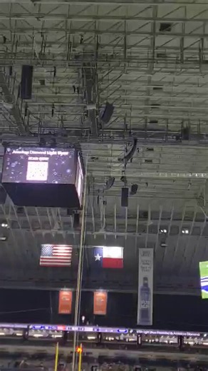 🚨#BreakingNews HORRIFIC: The U.S. Air Force tragically confirmed the airman rappelling from the Alamodome rafters before the Navy-UTSA football game has died.Medical personnel immediately tended to the airman, and he was transported to a nearby hospital, where he later died https://t.co/ElZPQYjH4J