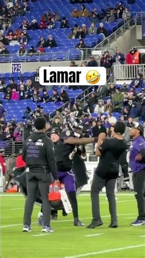 Lamar getting the hands loose in practice 😭